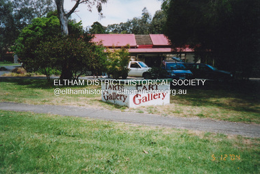Photograph, Fay Bridge, Local humour added to Art Gallery sign, 559 Main Road, Eltham, 5 December 2004