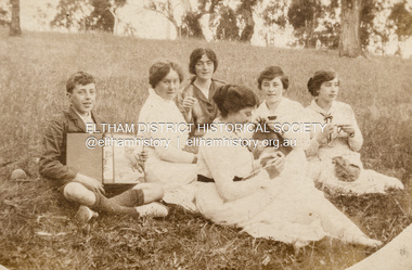 Photograph, The children of Walter Withers and Fanny (nee Flinn) with a family friend, c.1917