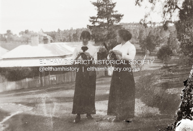 Photograph, Unidentified Withers family members outside Southernwood home, Bolton Street, Eltham, n.d
