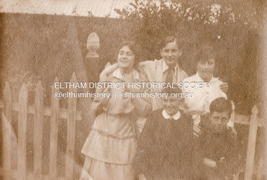 Photograph, Unidentified Withers family members outside Southernwood home, Bolton Street, Eltham, n.d