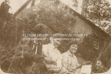 Photograph, Unidentified Withers family members outside Southernwood home, Bolton Street, Eltham, n.d