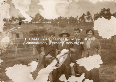 Photograph, Unidentified Withers family members outside Southernwood home, Bolton Street, Eltham, n.d