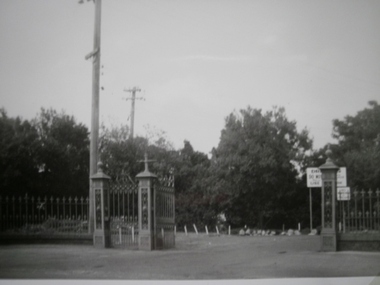 Historical Caulfield to 1972, photo album by Jenny O’Donnell, Kooyong Rd, Elsternwick