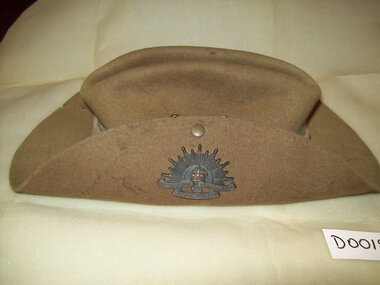 Slouch hat, 1945