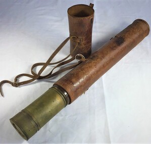 Telescope with its own leather case in two pieces and a strap.