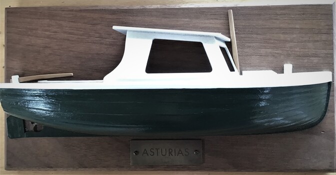 Half model of a clinker bay boat with white superstructure and green hull