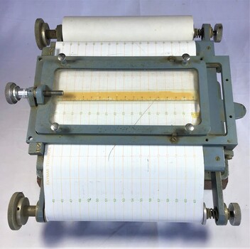 Hand driven echo roll reader