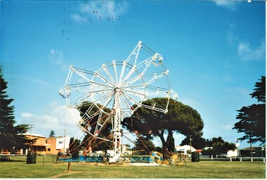 colour photograph of the dismantling of the ferris wheel in Queenscliffe park