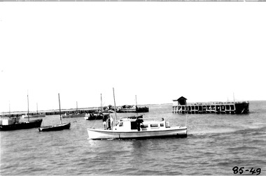 Black & white photo of the 'FLINDERS' under way at Queenscliffe