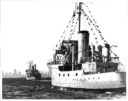 Black & white photo of the "RIP" towing the 'HMAS CASTLEMAINE' to Williamstown