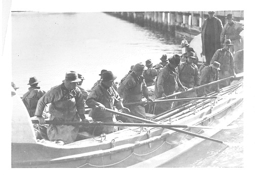 17 lifeboat oarsmen at the old Queenscliffe wharf about to 'push-off'.