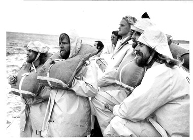 Black & white photo of Queenscliffe lifeboat crew & Pilots