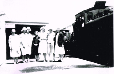 Photograph, Cyril Marriner Collection, Lavers Hill: Webster sisters and friends, c.1920, c.1920