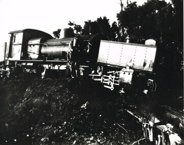 Photograph, Crowes: Locomotive G41 derailed, 1941, 1941