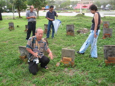 Inspection at a VBP cemetery in Kuala Terengganu (Dec 2005)