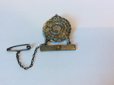 Female Relatives badge, 1942