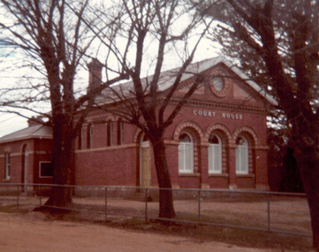 Document - National Trust Collection: Eaglehawk Court House and Mechanics Institute, 1977