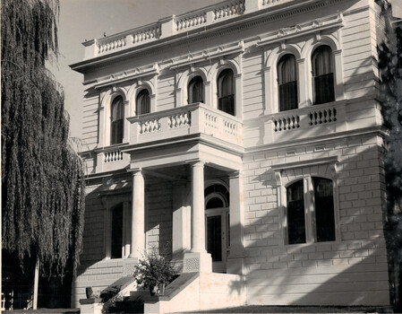 Black and White Photo of the Bendigo Benevolent Asylum Front Entrance