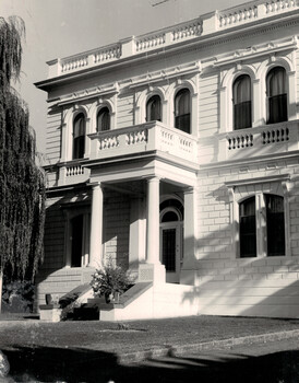Another Black and White Photo of the Bendigo Benevolent Asylum Front Entrance