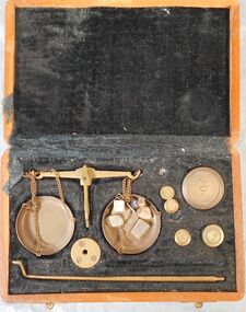 Functional object - Gold weighing scales