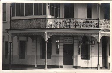 Photograph - Queens Hotel in Bendigo