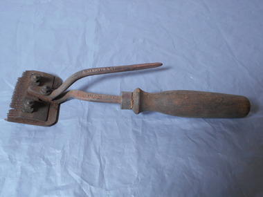 Tool - Clippers metal and wood, 21/03/2024