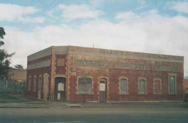 Photograph - EDITH LUNN COLLECTION: BUTTS HOTEL, ON THE CORNER OF WILLIAMSON STREET AND MCLAREN STREET, Unknown