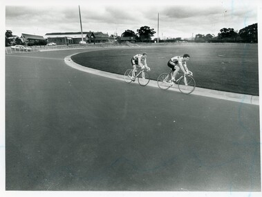Photograph - BENDIGO ADVERTISER COLLECTION: BIKES, 1990s