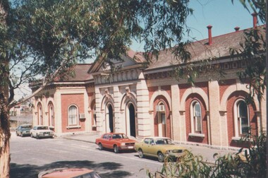 Photograph - ESTELLE HEWSTON COLLECTION: FAÇADE OF EASTERN  BENDIGO RAILWAY STATION BUILDING, FEBRUARY 1990, february 1990