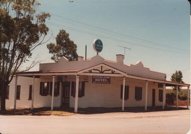 Photograph - BENDIGO HOTEL COLLECTION: QUEENS ARMS HOTEL. RUSSELL STREET, BENDIGO