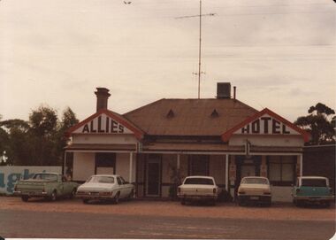 Photograph - BENDIGO HOTEL COLLECTION:  ALLIES HOTEL, LODDON VALLEY HIGHWAY