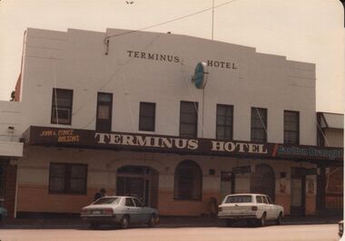 Photograph - BENDIGO HOTEL COLLECTION: TERMINUS HOTEL, 126 MITCHELL STREET, BENDIGO