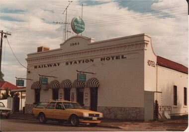 Photograph - BENDIGO HOTEL COLLECTION:  RAILWAY STATION HOTEL, HALL STREET, EAGLEHAWK