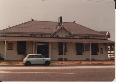 Photograph - BENDIGO HOTEL COLLECTION:  CAPTAIN COOK HOTEL MOTEL, NAPIER STREET, WHITE HILLS