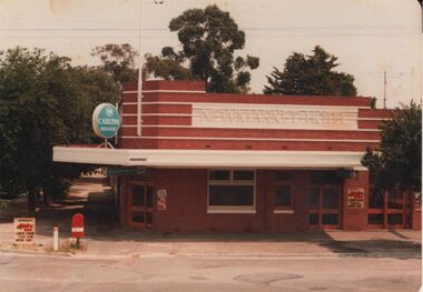 Photograph - BENDIGO HOTEL COLLECTION: NEWMARKET HOTEL, STRICKLAND ROAD, BENDIGO