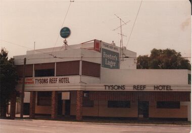 Photograph - BENDIGO HOTEL COLLECTION:  TYSONS REEF HOTEL, WEEROONA AVENUE, BENDIGO