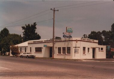 Photograph - BENDIGO HOTEL COLLECTION: BOTANICAL GARDENS HOTEL