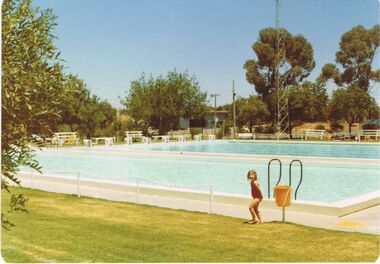 Photograph - BERT GRAHAM COLLECTION: BENDIGO EAST SWIMMING POOL