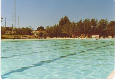 Photograph - BERT GRAHAM COLLECTION: BENDIGO EAST SWIMMING POOL