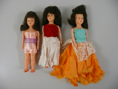 Leisure object - 3 PLASTIC DOLLS