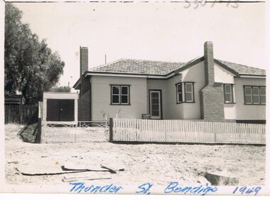 Photograph - JORDAN COLLECTION: HOUSE IN THUNDER STREET BENDIGO