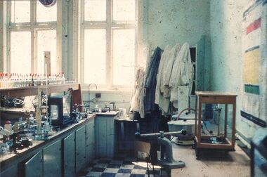 Photograph - PETER ELLIS COLLECTION: BRIT ORGANIC CHEMISTRY LAB