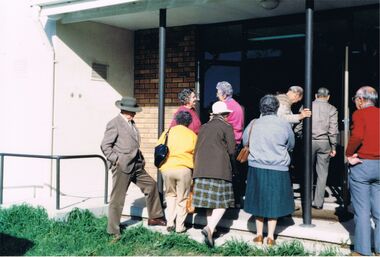 Photograph - COLOUR  PHOTO ARRIVING FOR LUNCH, WOODSIDE