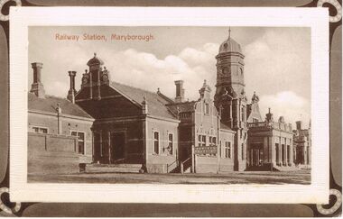 Postcard - POSTCARD  BLACK AND WHITE PHOTO  RAILWAY STATION MARYBOROUGH
