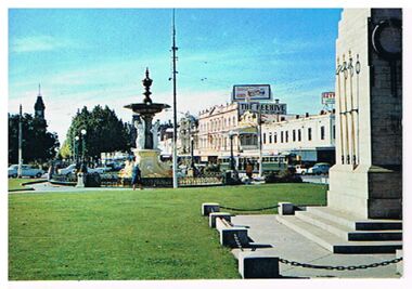 Postcard - ALEXANDRA FOUNTAIN AND WAR MEMORIAL, CHARING CROSS, BENDIGO