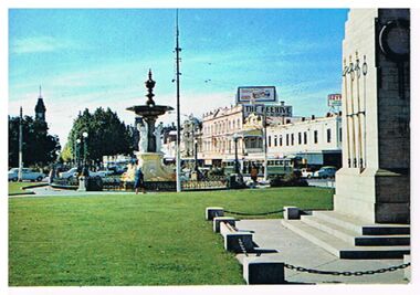 Postcard - ALEXANDRA FOUNTAIN AND WAR MEMORIAL, CHARING CROSS, BENDIGO