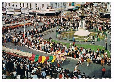 Postcard - BENDIGO EASTER FAIR, ALEXANDRA FOUNTAIN
