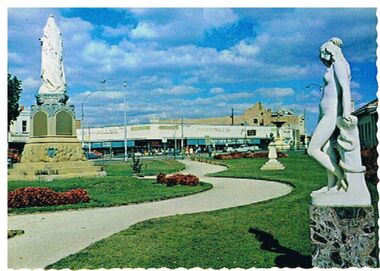 Postcard - QUEEN VICTORIA GARDENS, CHARING CROSS, BENDIGO