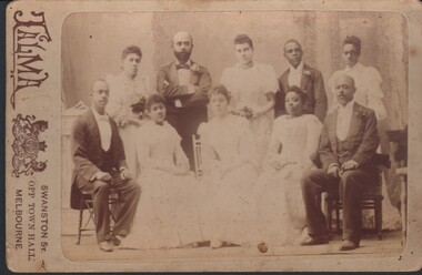 Photograph - WES HARRY COLLECTION: FAMILY PORTRAIT
