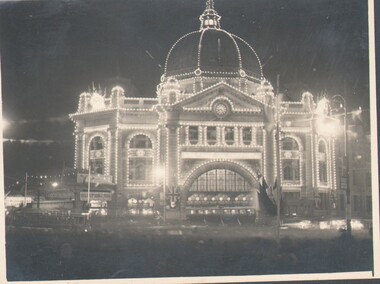 Photograph - WES HARRY COLLECTION: FLINDERS STREET STATION